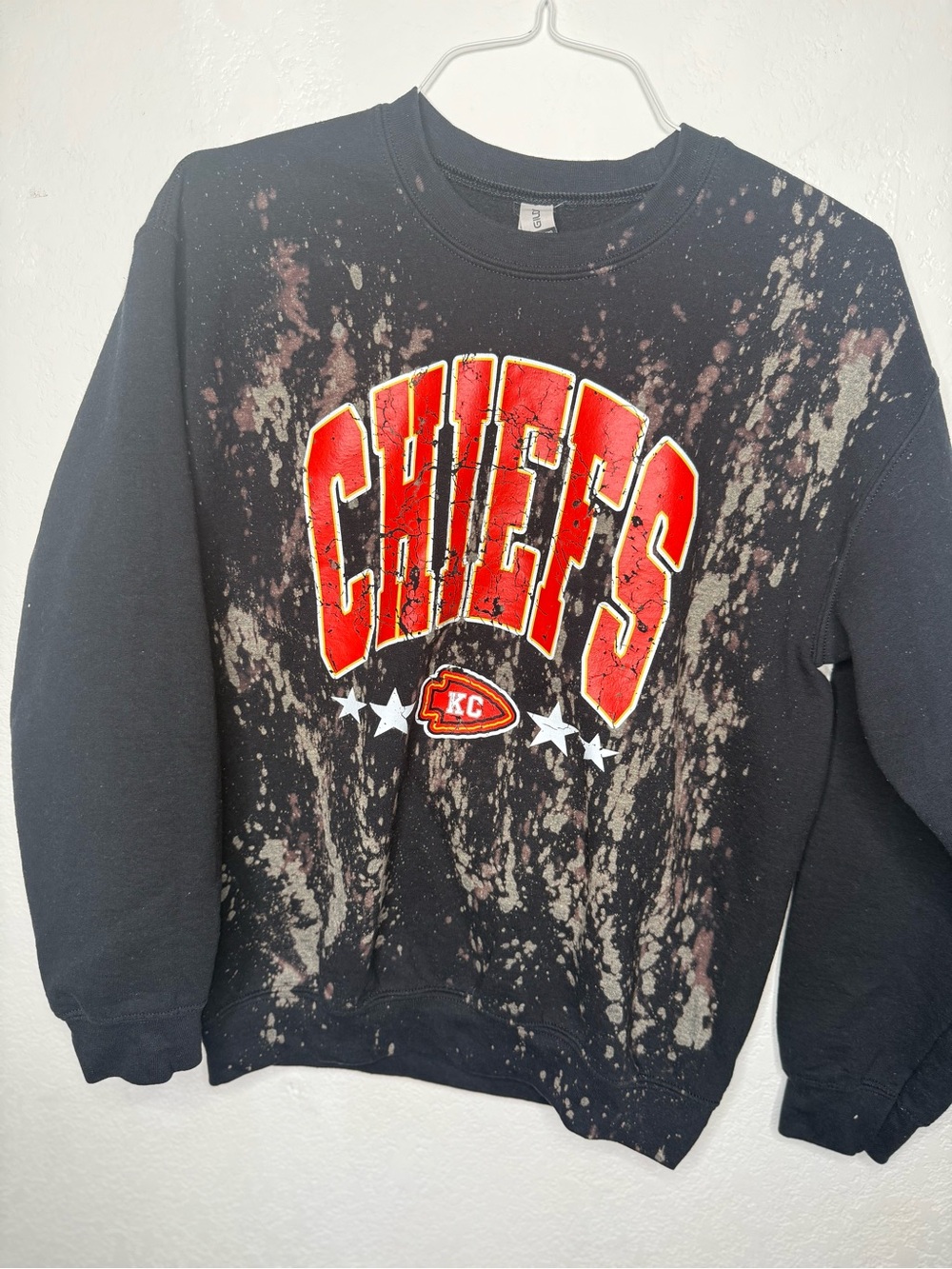 Gildan Black Crewneck Sweatshirt with Red KC CHIEFS Graphic size M